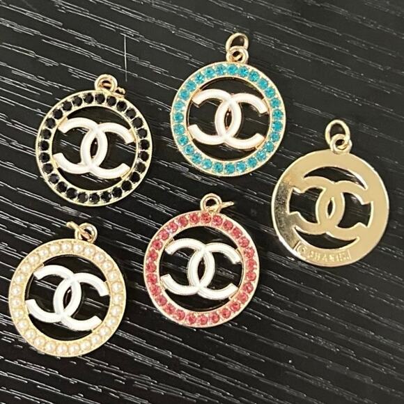 Lot Of 4 CC Zipper Pull Button Charms - Picture 1 of 1